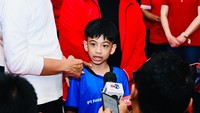 Jan Ethes juga mendampingi Jokowi saat melakukan wawancara bersama wartawan. Selain itu, putra dari Gibran Rakabumi Raka itu juga menemani Jokowi saat meladeni permintaan foto dari warga. (Foto: Biro Pers Sekretariat Presiden)