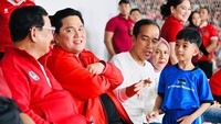 Saat pertandingan berlangsung, Jan Ethes duduk di antara Jokowi dan Iriana. Jan Ethes juga sempat menyalami Menteri BUMN Erick Thohir, Menhan Prabowo Subianto dan beberapa undangan yang lain. (Foto: Biro Pers Sekretariat Presiden)