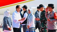 Jokowi disambut Gubernur NTB Zulkieflimansyah, Pangdam IX/Udayana Mayjen TNI Sonny Aprianto, dan Kapolda NTB Irjen Pol Djoko Poerwanto. (Foto: Biro Pers Sekretariat Presiden)