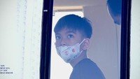 Jan Ethes, yang mengenakan pakaian kasual, juga sesekali mengikuti gaya Jokowi, termasuk bersikap hormat ke sejumlah petugas saat hendak naik ke pesawat. Jan Ethes juga tampak memakai masker. (Foto: Biro Pers Sekretariat Presiden)