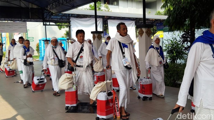 Jemaah calon haji Embarkasi Solo antre masuk gedung Muzdalifah untuk prosesi pemberangkatan menuju Bandara Adi Soemarmo, Boyolali, Selasa (20/6/2023).