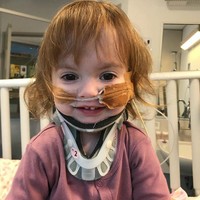 Sara, mengungkap kisah Jessica kepada netizen dan berniat untuk meminta bantuan para follower karena keponakannya baru-baru ini mengalami sejumlah komplikasi dan didiagnosa kelainan persimpangan Kranioserviks, odontoid terbalik, dan tulang belakang tertambat. Semua itu menyebabkan mereka bahkan tidak bisa berbaring tanpa penyangga.Foto: Instagram