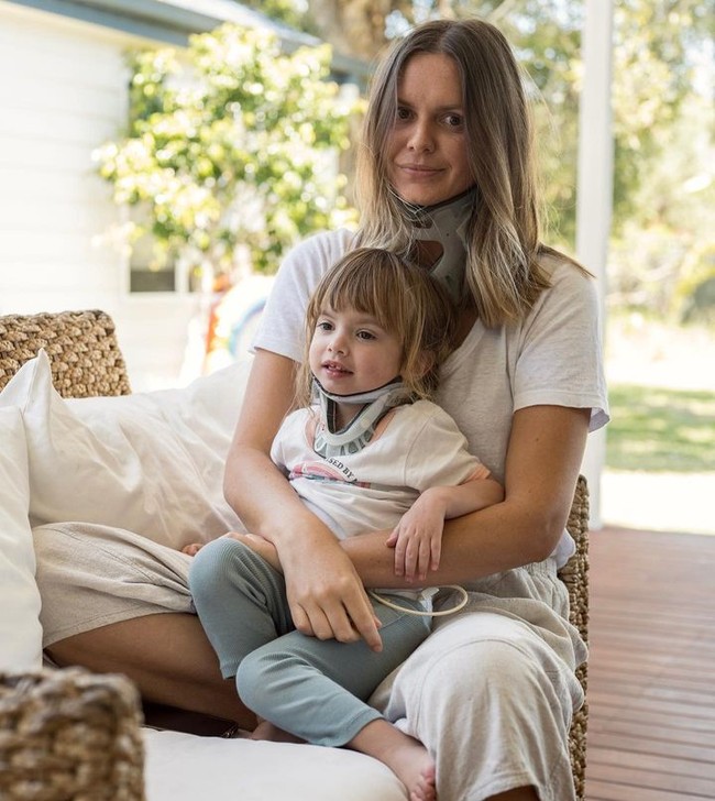 Sara pun membagikan potret terbaru Jessica Stein dan anaknya. Jessica terlihat berbeda dari imejnya dulu yang sering traveling dan memakai baju-baju desainer. Ia tampak memangku anaknya yang dipasang penyangga di leher.Foto: Instagram