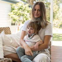 Sara pun membagikan potret terbaru Jessica Stein dan anaknya. Jessica terlihat berbeda dari imejnya dulu yang sering traveling dan memakai baju-baju desainer. Ia tampak memangku anaknya yang dipasang penyangga di leher.Foto: Instagram