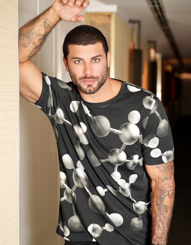 Wanita Brasil menyukai pria yang rajin merawat diri dan kesehatannya. Mereka juga harus rutin pakai sunscreen dan menggunakan perawatan alami. Fokusnya adalah menjadi versi terbaik dari diri sendiri. Pria populer yang dianggap tampan di Brasil adalah model seperti Jesus Luz dan aktor Luciano Szafir. Foto: Instagram/@jesusluz