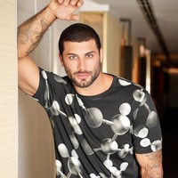 Wanita Brasil menyukai pria yang rajin merawat diri dan kesehatannya. Mereka juga harus rutin pakai sunscreen dan menggunakan perawatan alami. Fokusnya adalah menjadi versi terbaik dari diri sendiri. Pria populer yang dianggap tampan di Brasil adalah model seperti Jesus Luz dan aktor Luciano Szafir. Foto: Instagram/@jesusluz