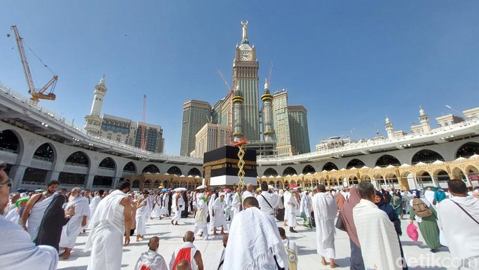 Jemaah tawaf dan salat sunat di mataf Masjidil Haram, Selasa (20/6/2023).