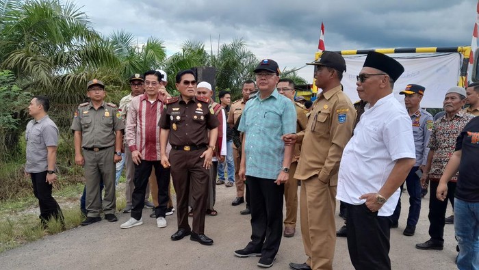 Kajati mengecek jalan rusak di Bengkulu