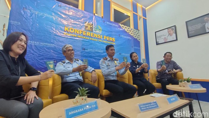 Konferensi pers pengamanan lima WNI diduga PMI non prosedural di YIA, Kulon Progo, Selasa (20/6/2023).