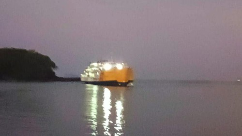 Kapal Motor Penumpang (KMP) Roditha kandas saat akan bersandar di Dermaga 1 Pelabuhan Padangbai, Karangasem, Bali, Selasa (20/6/2023) sekitar pukul 18.35 Wita. (Istimewa)