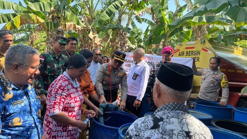 Polres Lembata memberi bantuan 25 liter air bersih untuk memenuhi kebutuhan 500 jiwa di Desa Tagawiti, Ile Ape, Lembata, NTT.