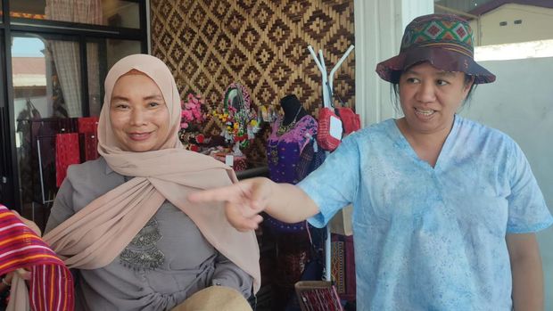 Natalia Christanto dari Corporate Communication BRI mengenakan topi berbahan ulis kreasi UMKM 