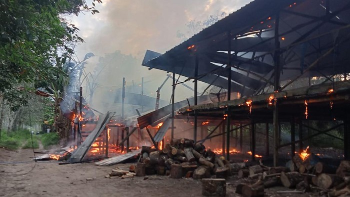 Kebakaran kandang ayam di Kotawaringin Barat, Kalimantan Tengah menewaskan satu keluarga terdiri dari seorang ayah, ibu dan dua anaknya.