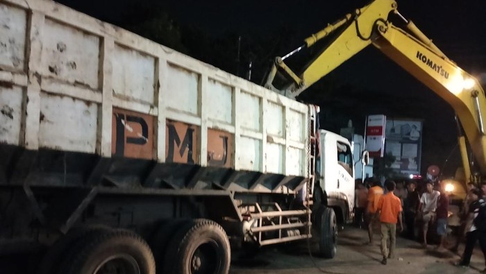 Kecelakaan truk pengangkut tanah di Jalan Syekh Nawawi Al Bantani (Foto: Bahtiar Rifai/Detikcom)