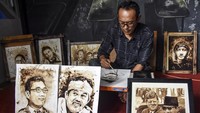 Dian Gurbada melukis wajah bakal calon Presiden Ganjar Pranowo di rumahnya Perum Jati Indah, Kabupaten Ciamis, Jawa Barat, Senin (19/6/2023). 