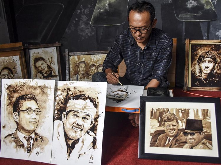 Keren! Seniman Ini Lukis Tokoh Nasional Pakai Ampas Kopi