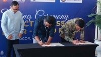 Kerja sama ditandatangani secara resmi oleh CEO Olympic Bangun Persada Norman Edward Sebastian, Direktur Utama PT Marga Sarana Jabar Dedi Krisnariawan Sunoto, Direktur Utama JMRB Denny Abdurachman, dan Direktur Utama JMTO Yoga Trianggoro dan disaksikan langsung oleh Wali Kota Bogor Bima Arya Sugiarto, dan Vice CEO Olympic Bangun Persada Imelda Fransisca, di Marketing Gallery OCBD, Bogor, Selasa (20/6/2023).  