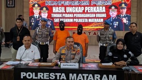 Konferensi pers Polresta Mataram terkait penangkapan dua pria yang menipu CPMI ratusan juta rupiah untuk bekerja ke Taiwan dan Korsel, Selasa (20/6/2023). (Foto: Ahmad Viqi/detikBali)