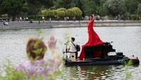 Grup Piano du Lac memikat penduduk lokal dan turis di lingkungan kelas pekerja Usera dengan konser terbarunya.  