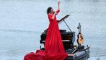 Konser Piano Terapung Memikat Warga di Madrid