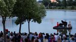 Konser Piano Terapung Memikat Warga di Madrid