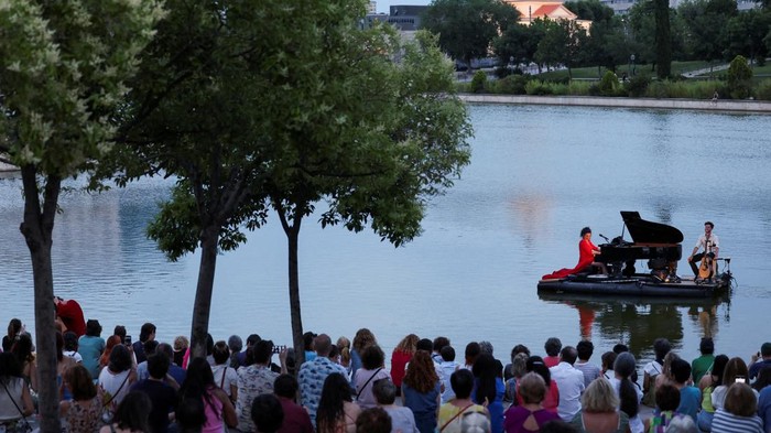 Konser Piano Terapung Memikat Warga di Madrid Pianist Violette Prevost performs a classical music concert over a floating platform at the Pradolongo lake, ahead of the start of summer, in the working-class neighbourhood of Usera, Madrid, Spain June 18, 2023. REUTERS/Isabel Infantes TPX IMAGES OF THE DAY