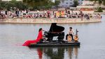 Konser Piano Terapung Memikat Warga di Madrid