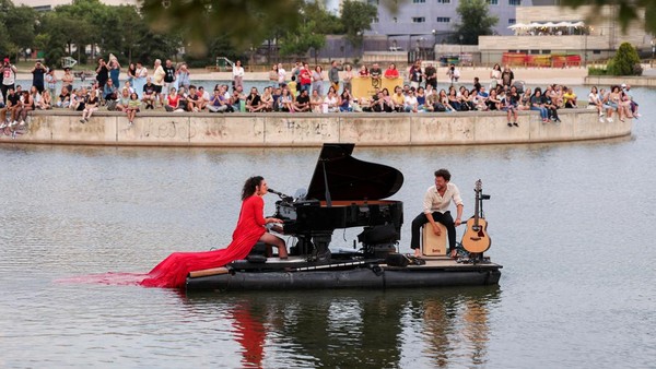 Konser Piano Terapung Memikat Warga di Madrid