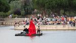 Konser Piano Terapung Memikat Warga di Madrid