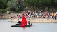 Pianis Violette Prevost melakukan konser musik klasik di atas platform terapung di danau Pradolongo, menjelang awal musim panas di Madrid, Spanyol, Minggu (18/6/2023).  
