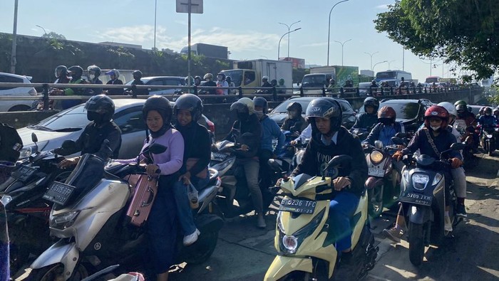 Lalin di Jl TB Simatupang arah Ragunan Macet Panjang Pagi Ini