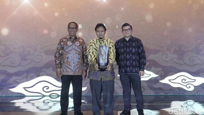 Layala Roesli (tengah) saat menerima penghargaan untuk Harry Roesli di detikJabar Awards.