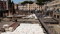 Largo di Torre Argentina adalah tempat di mana pemimpin termasyhur Romawi, Julius Caesar, dibunuh 44 tahun Sebelum Masehi. 