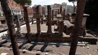 Largo di Torre Argentina adalah alun-alun Roma kuno, dengan empat kuil Romawi dan sisa-sisa Teater Pompey. 