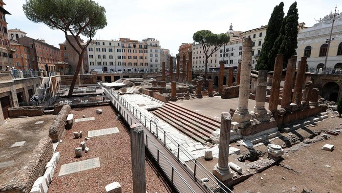 Lihat Lokasi Pembunuhan Julius Caesar yang Akan Jadi Objek Wisata General view shows the archaeological area of Largo Argentina a day before it reopens to the public after restoration, in Rome, Italy June 19, 2023. REUTERS/Remo Casilli