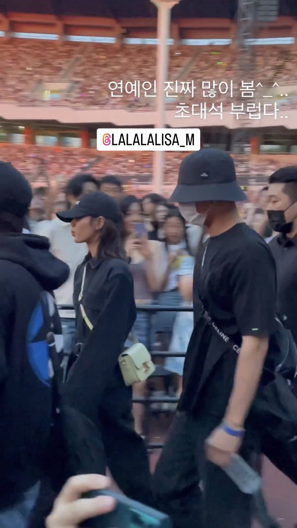 Lisa BLACKPINK menonton konser Bruno Mars bersama pria misterius diduga Park Bo Gum