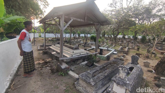 Makam aneh di Sidoarjo