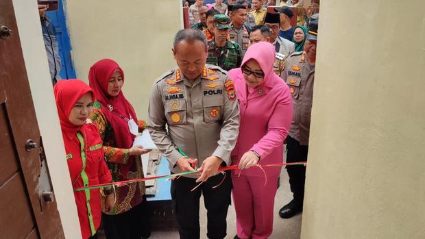 Kapolrestabes Makassar Kombes Mokhamad Ngajib meresmikan rumah singgah atau Balla Barakka Polsek Tallo.