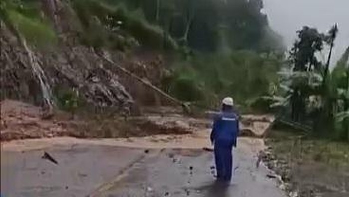 Longsor menerjang Jalan Trans Sulawesi di Kabupaten Mamuju, Sulawesi Barat (Sulbar).