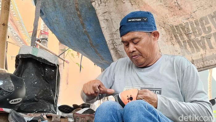 Mang Ujang, tukang sol legendaris di Jl Pataruman Garut
