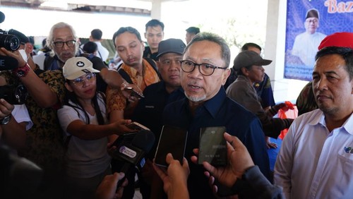 Mendag Zulkifli Hasan meninjau pelaksanaan pasar murah di Buleleng. Dari peninjauannya, ia mengeklaim harga barang pokok stabil.