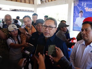 Zulhas Tinjau Pasar Murah, Klaim Harga Bahan Pokok Adem Ayem