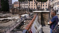 Area Suci ini merupakan kompleks kuil Romawi kuno di mana empat kuil, yang berasal dari abad ke-3 SM, berdiri tepat di tengah salah satu persimpangan tersibuk Roma modern.  