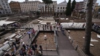 Selama beberapa dekade, orang yang penasaran harus memandang ke bawah dari trotoar ramai yang mengelilingi Largo Argentina (Lapangan Argentina) untuk mengagumi kuil Romawi kuno ini.  