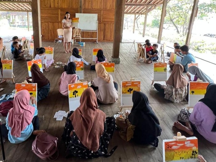 Migi Rihasalay saat membuka kelas melukis.