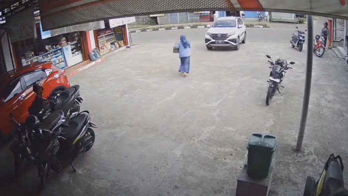 Mobil saat diparkir mundur sendiri