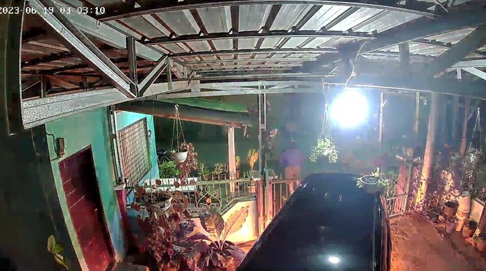 Mobil warga Deli Serdang diserang OTK. (Foto: Istimewa)