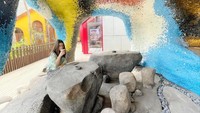 Olivia Sumargo juga membagikan momen ngopinya di kafe. Kafe ini berkonsep unik seperti di zaman batu. Foto: Instagram @oliviasumargo