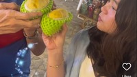Momennya bersama Jusuf Hamka sempat dibagikan melalui unggahan Instagram miliknya. Mereka terlihat kulineran bersama di Thailand, seperti makan durian. Foto: Instagram @oliviasumargo