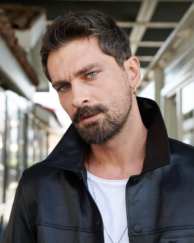 Pria yang dianggap tampan di Turki adalah mereka yang bisa menjaga ketahanan fisik dengan rajin latihan fitnes dan pintar menata rambut. Menariknya, wanita Turki juga menyukai pria dengan fitur wajah kontras, misalnya rambut warna gelap dan warna mata terang. Aktor seperti Burak Özçivit dan Onur Tuna banyak dikagumi di Turki. Foto: Instagram